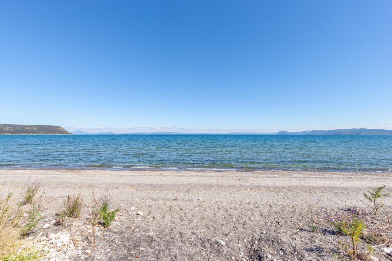 Lakefront Villa - Waitahanui Holiday Home Экстерьер фото